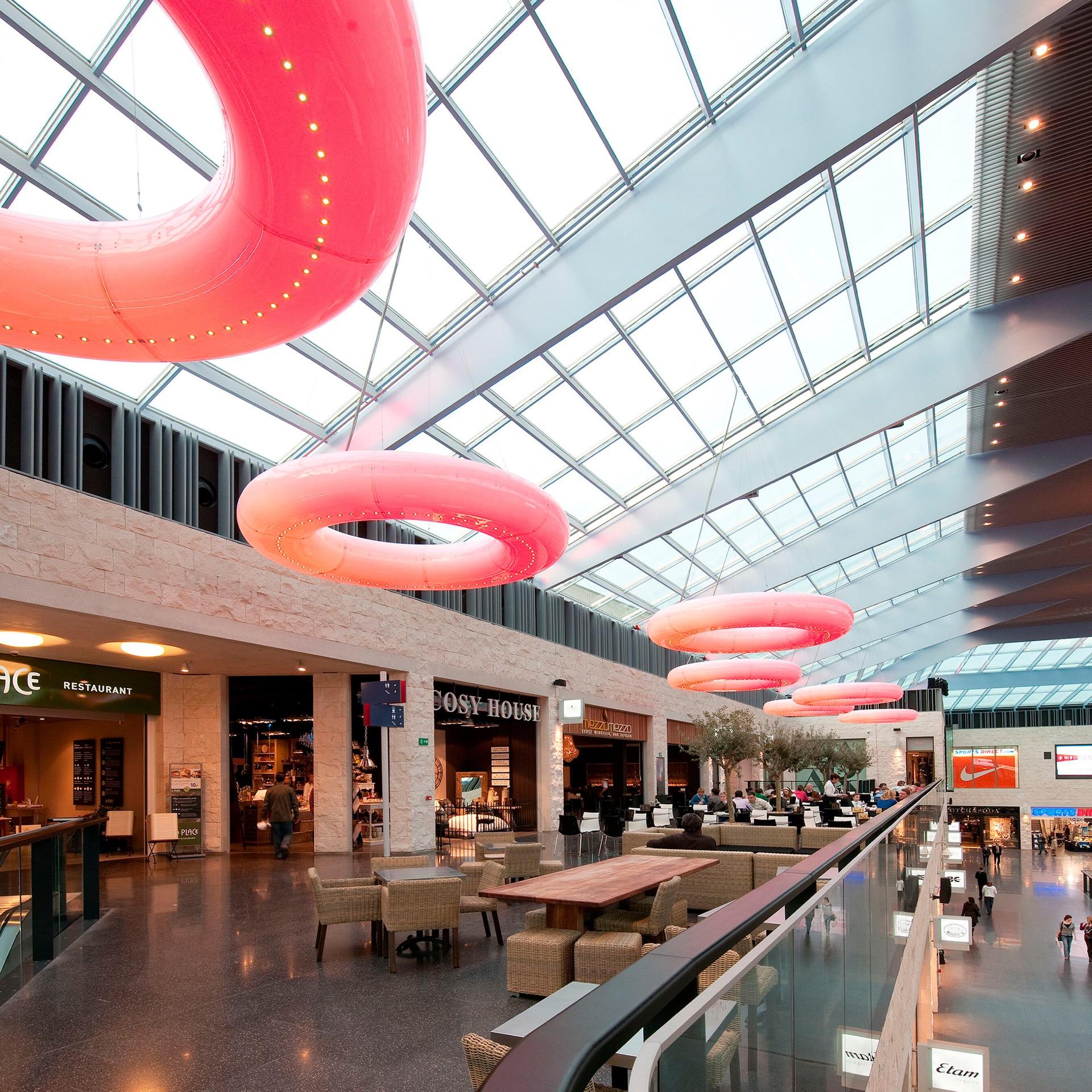 U herkent ze wellicht, deze ‘Donut’ verlichtingsarmaturen bij K-in-Kortrijk vervaardigd door Clem.